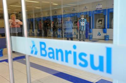  CAXIAS DO SUL, RS, BRASIL, 30.10.2013 - Atendimento no Banrisul após o fim da greve ocorre sem grandes transtornos em Caxias do Sul. Maioria dos clientes já estava conseguindo resolver as pendências com o atendimento parcial das agências. (JONAS RAMOS/ESPECIAL)Indexador: JONAS RAMOS                     