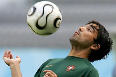 #PÁGINA:2
ENTRENAMIENTO DE PORTUGAL
MUN805 MÚNICH (ALEMANIA) 04/07/2006.- El jugador de la selección portuguesa Deco controla el balón durante la sesión de entrenamiento que el equipo realizó en el estadio de Múnich, hoy martes 4 de julio. Portugal se enfrentará a Francia en el partido de semifinales del Mundial de Fútbol 2006 mañana miércoles 5 de julio. EFE/Matthias Schrader PROHIBIDO EL USO PARA TELEFONÍA MÓVIL
 Fonte: EFE
 Fotógrafo: MATTHIAS SCHRADER