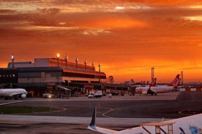  

PORTO ALEGRE, RS, BRASIL - 01-11-2013 - Amanhecer na capital gaúcha, Aeroporto Salgado Filho (FOTO: DANI BARCELLOS/AGÊNCIA RBS, GERAL)