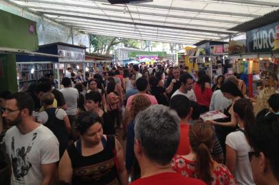 Movimento na 59ª Feira do Livro de Porto Alegre.