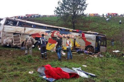 ônibus que vinha do Paraguai em direção a Nova Prata cai de barranco e deixa pelo menos três mortos em Passo Fundo