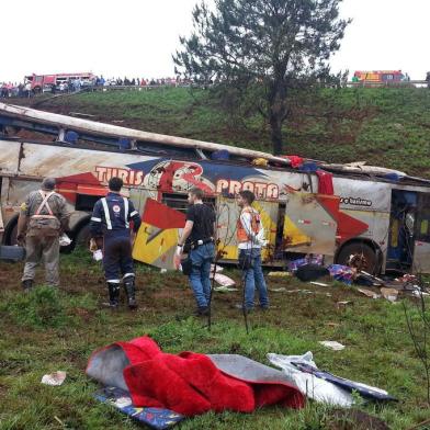 ônibus que vinha do Paraguai em direção a Nova Prata cai de barranco e deixa pelo menos três mortos em Passo Fundo