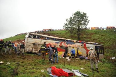 Um ônibus que saiu do Paraguai com destino a Nova Prata, na Serra, caiu de uma ponte na ERS-135, em Passo Fundo, no norte do Estado. Segundo as primeiras informações da Brigada Militar, pelo menos quatro pessoas morreram _ dois homens e duas mulheres _ e mais de 38 ficaram feridas. A identidade das vítimas ainda não foi confirmada.