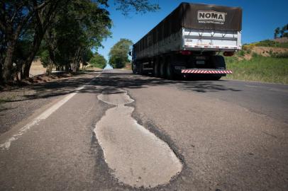 ERS-324 entre Casca e Nova Prata é uma das piores rodovias do Rio Grande do Sul, com diversos buracos na pista. (Foto: Stéfanie Telles, Especial).