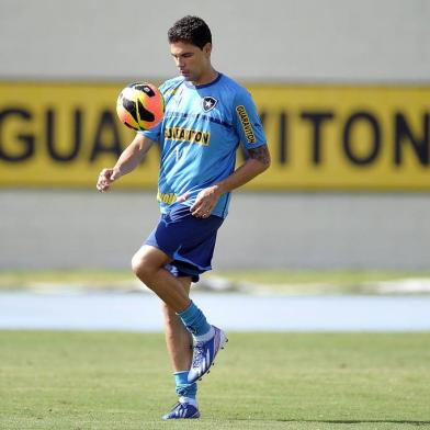 Zagueiro Bolívar no treino Botafogo no campo anexo do Engenhao. 23 de abril de 2013, Rio de Janeiro, Rio de Janeiro, Brasil. Foto: Fabio Castro/AGIF