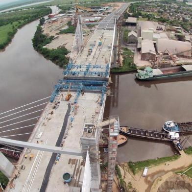  

PORTO ALEGRE, RS, BRASIL 01/11/2013 - Ponte Estaiada da BR- 448, Rodovia do Parque. Obras da ponte que ligará Porto Alegre a Canoas pela Br-448 (FOTO: FERNANDO GOMES/ AGÊNCIA RBS, GERAL)