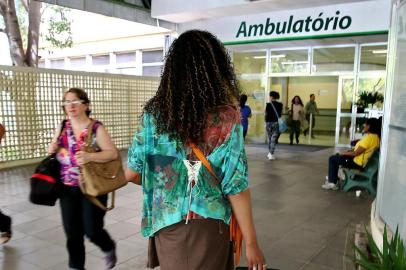  

PORTO ALEGRE, RS, BRASIL, 10-10-2013 : Reportagem especial sobre a vida da professora de educação artística Helena, que vai passar por uma cirurgia de mudança de sexo. Na foto: Helena em frente ao Hospital de Clínicas de Porto Alegre, ingressando na véspera de sua cirurgia. (Foto: BRUNO ALENCASTRO/Agência RBS, Editoria Geral)