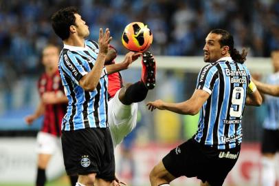  

PORTO ALEGRE, RS, BRASIL, 06-11-2013: Foto do jogo entre Grêmio e Atlético-PR na Arena OAS, válido pela Copa do Brasil. Apesar da necessidade da vitória por dois gols de diferença, a orientação gremista é de se concentrar em fazer um gol, mesmo que isso leve a decisão aos pênaltis. (Foto: Mauro Vieira/Agência RBS, ESPORTES)