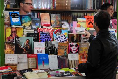  

PORTO ALEGRE, RS, BRASIL - 11-11-2013 - 59ª Feira do Livro no Praça da Alfândega.(Foto:FERNANDO GOMES /AGÊNCIA RBS)