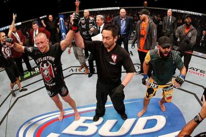  Georges St-Pierre e Johny Hendricks na disputa do cinturão do UFC