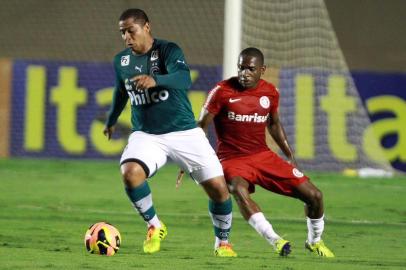 GO - BRASILEIRÃO/GOIÁS E INTERNACIONAL - ESPORTES - Os jogadores Walter do Goiás e Willians do Internacional em lance durante a partida entre Goiás GO e Internacional RS válida pela Série A do Campeonato Brasileiro 2013, no Estádio Serra Dourada em Goiânia (GO), neste domingo (17). 17/11/2013 - Foto: CARLOS COSTA/FUTURA PRESS/FUTURA PRESS/ESTADÃO CONTEÚDO