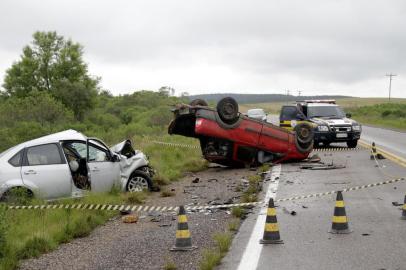 Acidente envolvendo dois carros na BR-153, em Bagé, mata pelo menos três pessoas