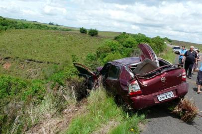  

Cantor evangélico, Antonio Horácio de Souza Bittencourt, 39 anos, sobreviveu a acidente de trânsito e pediu a ajuda quase dois dias depois; por volta das 9h de ontem, ele conseguiu subir um barranco de cerca de 20 metros, na margem da BR-287, chegar à rodovia e pedir ajuda a motoristas que passavam pelo trecho em São Pedro do Sul. Segundo familiares, Bittencourt saiu de Caxias do Sul, por volta das 9h da última terça-feira. Ele é cantor e tinha ido a um congresso evangélico na cidade serrana. Esse foi o último contato que a família teve com ele. Bittencourt teria passado por Santa Maria e, à tarde, seguido em direção a Santiago, quando, por volta das 13h, na altura do km 307, teria perdido o controle do carro que dirigia, atravessado as duas pistas e caído em um barranco, à esquerda da rodovia, sentido contrário ao que trafegava. Chovia forte no momento do acidente e a hipótese mais provável é que o veículo, um Astra com placas de Santiago, tenha aquaplanado. O barranco onde o carro caiu tem cerca de 20 metros de altura, fica em uma curva, perto da ponte sobre o Rio Toropi, entre São Pedro do Sul e Mata. No local, ainda há um matagal que deixou o veículo totalmente encoberto. Também não há sinal de telefone.