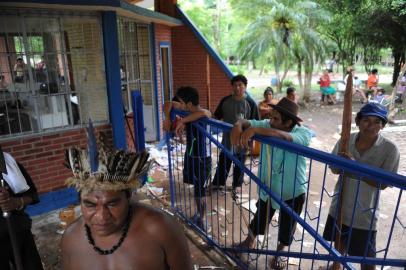 Vicente Dutra, RS - 21/11/2013 - Conflito entre índios e agricultores teve mais um capítulo em Vicente Dutra, no Norte do Estado. Índios invadiram balneário e atearam fogo em escritório. Na foto, de cocar, o vice-cacique da tribo, Luis Salvador. 