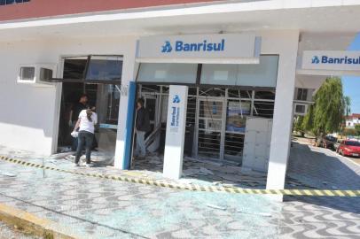  

Dois caixas eletrônicos de uma agência do Banrisul de Vila Nova do Sul, na região Jacuí-Centro, foram arrombados com explosivos na madrugada deste domingo.