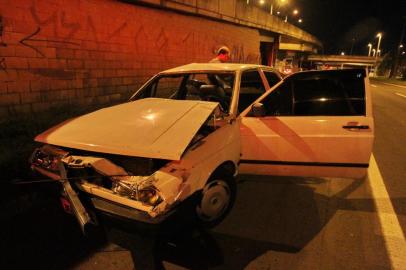  

Duas ocorrências envolvendo a combinação de bebida e direção mobilizaram a Polícia Rodoviária Federal (PRF) na madrugada desta segunda-feira, na BR-116, em Porto Alegre. Pouco antes das 4h, o motorista de um Gol perdeu o controle do veículo quando trafegava no sentido Interior-Capital, próximo à estação Aeroporto. O carro atravessou o canteiro central da via e capotou no sentido contrário. O condutor estava sozinho no veículo e não ficou ferido. Ele confessou ter ingerido bebida alcoólica.