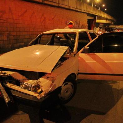  

Duas ocorrências envolvendo a combinação de bebida e direção mobilizaram a Polícia Rodoviária Federal (PRF) na madrugada desta segunda-feira, na BR-116, em Porto Alegre. Pouco antes das 4h, o motorista de um Gol perdeu o controle do veículo quando trafegava no sentido Interior-Capital, próximo à estação Aeroporto. O carro atravessou o canteiro central da via e capotou no sentido contrário. O condutor estava sozinho no veículo e não ficou ferido. Ele confessou ter ingerido bebida alcoólica.