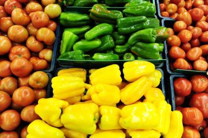  PORTO ALEGRE, RS, BRASIL, 26-05-2013: Matéria sobre o uso de agrotóxicos nos hortifrutigranjeiros. Na foto os produtos no Mercado Nacional de Porto Alegre. (Foto: Ricardo Duarte/Agência RBS/Economia)