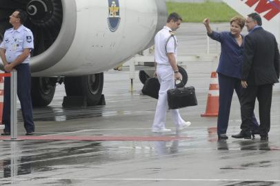 Avião com a presidente Dilma Rousseff chega em joinville, santa catarina