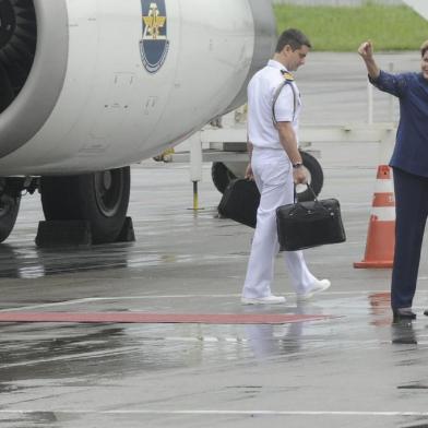 Avião com a presidente Dilma Rousseff chega em joinville, santa catarina