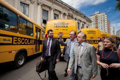 ônibus escolares - governo do estado - tarso - rdgol - 27/11/2013