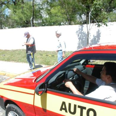 *** Lauro - exames de carteira 2 ***Primeiras provas práticas aplicadas por servidores temporários do Detran, depois do rompimento coma  Fundae.Paulo da Conceição, aluno do CFC Dirija