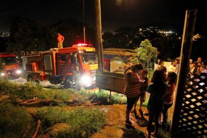  

PORTO ALEGRE, RS, BRASIL. 29/11/2013. Incêndio destruiu quatro casas de madeira e deixou 14 pessoas desabrigadas em Porto Alegre. (Foto: Eduardo Paganella/Agência RBS)**RS E SC OUT**