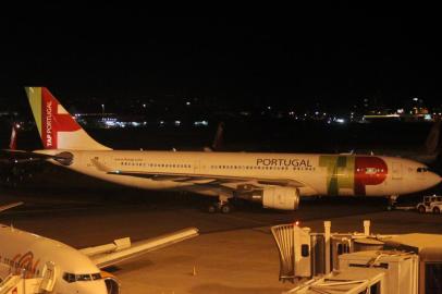  

Passageiros do voo 00048, da TAP, que partiria de Porto Alegre rumo a Portugal na noite desta quinta-feira, levaram um susto. O piloto do Airbus A330 teve de abortar a decolagem quando se preparava para começar a viagem, a partir da pista do Aeroporto Internacional Salgado Filho.