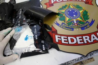 Cães farejadores da Polícia Federal encontram cocaína, no Aeroporto de POrto Alegre