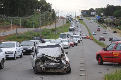  CAXIAS DO SUL, RS, BRASIL  (29/11/2013) Colisão na RSC 453. Acidente de Trânsito envolve três veículos na RSC 453 e causa congestionamento, no distrito Industria.