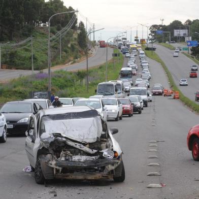  CAXIAS DO SUL, RS, BRASIL  (29/11/2013) Colisão na RSC 453. Acidente de Trânsito envolve três veículos na RSC 453 e causa congestionamento, no distrito Industria.