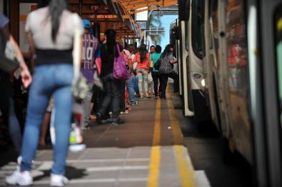  

CAXIAS DO SUL, RS, BRASIL, 28/11/2013 - Mudança no trânsito de Caxias do Sul  Gerais do movimento de ônibus na Rua Pinheiro Machado e Sinimbu.
Indexador: JONAS RAMOS                     