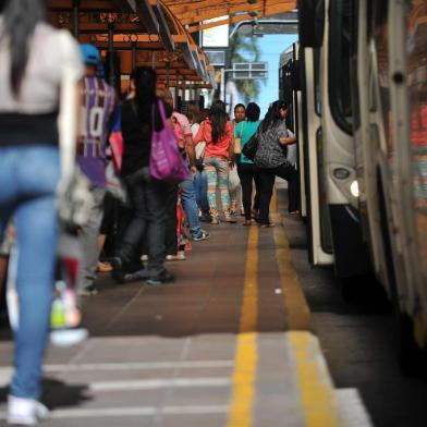  

CAXIAS DO SUL, RS, BRASIL, 28/11/2013 - Mudança no trânsito de Caxias do Sul  Gerais do movimento de ônibus na Rua Pinheiro Machado e Sinimbu.
Indexador: JONAS RAMOS                     