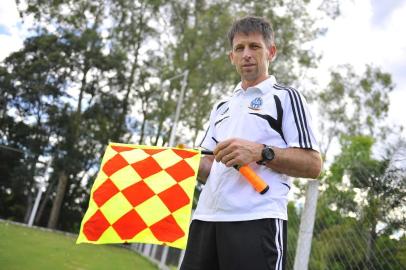 Altemir Hausmann se prepara para a despedida dos gramados e da bandeirinha. Na foto, ele no seu campo. (FOTO: Lidiane Mallmann/Especial)