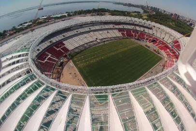  

PORTO ALEGRE, RS, BRASIL - 04-12-2013 - Colocação da membrana do Beira-Rio (FOTO: FÉLIX ZUCCO/AGÊNCIA RBS, ESPORTE)