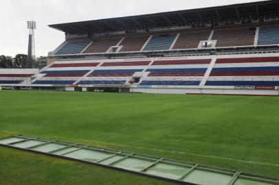  

CAXIAS DO SUL, RS, BRASIL (05/12/20130) Temporal e Alagamento. Chuva forte na manhã de afeta várias pontos de Caxias do Sul. Na Foto, aspecto do gramado do Estádio Centenário após a chuva. (Roni Rigon/Pioneiro)