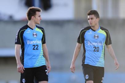  

PORTO ALEGRE, RS, BRASIL, 06-08-2013. Treino do Grêmio. (Foto: Mauro Vieira/Agência RBS, ESPORTE) -  Rodolpho (e), Bressan (c) e Alex Telles