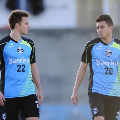  

PORTO ALEGRE, RS, BRASIL, 06-08-2013. Treino do Grêmio. (Foto: Mauro Vieira/Agência RBS, ESPORTE) -  Rodolpho (e), Bressan (c) e Alex Telles