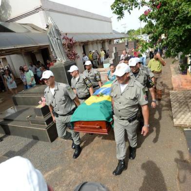  SÃO BORJA , RS , BRASIL , 06-12-2013 - Cortejo com caixão de Jango emociona São Borja ( FOTO : TADEU VILANI / AGENCIA RBS / POLITICA )