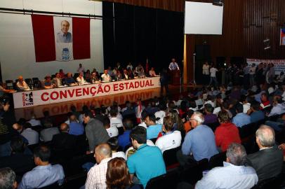 No teatro dante barone da Assembleia Legislativa, membros do PDT decidem se continuam no governo Tarso ou se rompem para ter candidatura própria