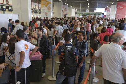 Os atrasos nos voos da empresa aérea Gol devem continuar ao longo deste domingo (8), oscilando até 25%, informou a companhia em nota divulgada hoje. Segundo a Gol, as operações ainda sofrem os reflexos das fortes chuvas da quinta-feira (5) e da sexta-feira (6), e devem atingir índices adequados até a manhã de segunda-feira (9)