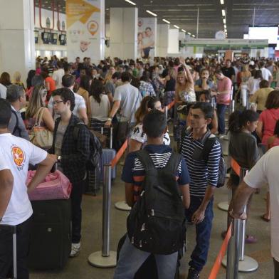 Os atrasos nos voos da empresa aérea Gol devem continuar ao longo deste domingo (8), oscilando até 25%, informou a companhia em nota divulgada hoje. Segundo a Gol, as operações ainda sofrem os reflexos das fortes chuvas da quinta-feira (5) e da sexta-feira (6), e devem atingir índices adequados até a manhã de segunda-feira (9)