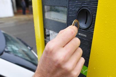  Parquímetros instalados nas ruas da cidade começam a funcionar para controlar a rotatividade nos estacionamentos em via pública.Usuário depositando moéda de 1 real no parquímetro.