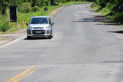 CAXIAS DO SUL, RS, BRASIL, 08/12/2013 - Condições gerais das estradas da Serra. Na Foto, RS 470, KM 207. prox. Acesso Faria Lemos.(JONAS RAMOS/ESPECIAL)