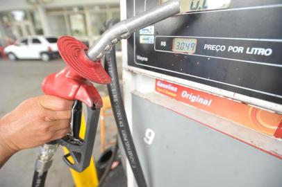  

Nos postos de combustíveis de Santa Maria, já estão valendo os novos preços do diesel e da gasolina. Em muitos casos, os valores da gasolina passam dos R$ 3.