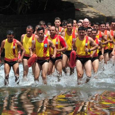  Operação Golfinho _ Bombeiros e Policiais militares treinam no Balneário Municipal de Nova Palma para serem salva-vidas na Operação Golfinho; treinamento começou no dia 25 de novembro e acaba no dia 14 de dezembro; a operação começa no dia 20 de dezembro; durante o período de treinamento, os 43 salva-vidas praticam atividades esportivas de condicionamento como corridas, caminhadas e flexões; e também fazem treinamento aquático com natação e simulações de salvamentos