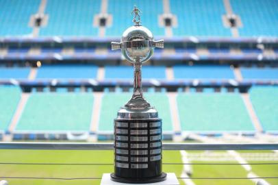  

A Arena do Grêmio Tour, serviço de visitas guiadas no novo estádio, vai abrir as portas da Arena para os tricolores a partir do dia 13 de dezembro. Antes, o evento foi apresentado para a imprensa, nesta terça-feira.
Indexador: Diego Vara