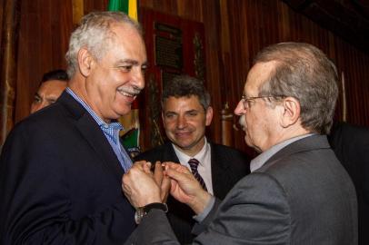 PORTO ALEGRE, RS, Brasil, 10-12-2013, Governador Tarso Genro durante almoço com a bancada do PDT no Galpão Crioulo do Palácio Piratini. Na foto, aparecem Tarso e Ciro Simoni e, ao fundo, Kalil Sehbe.