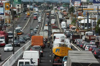  

Congestionamento em Canoas causado por alagamento na Br-116.