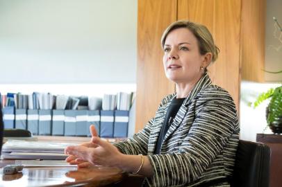 BRASÍLIA, DF, BRASIL, 12-12-2013: Ministra Gleisi Hoffmann, chefe da Casa Civil, do governo Dilma Rousseff, concede entrevista a Zero Hora. Na imagem, a ministra (FOTO: Robson Cesco, Especial, POLÍTICA)